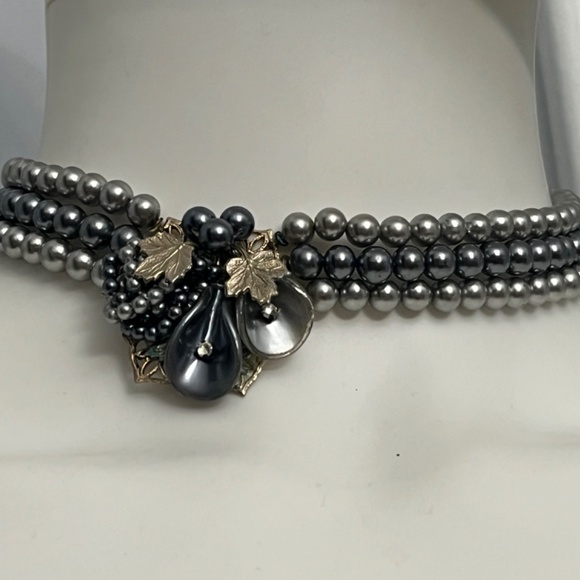 Vintage Gray & Silver Pearl 3 Strand Choker w/Filigree Grape Leaves Pendant - Picture 4 of 9